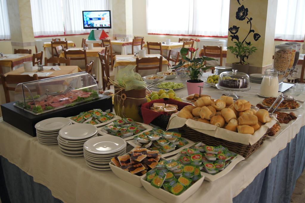 Hotel Orizzonti Римини Екстериор снимка