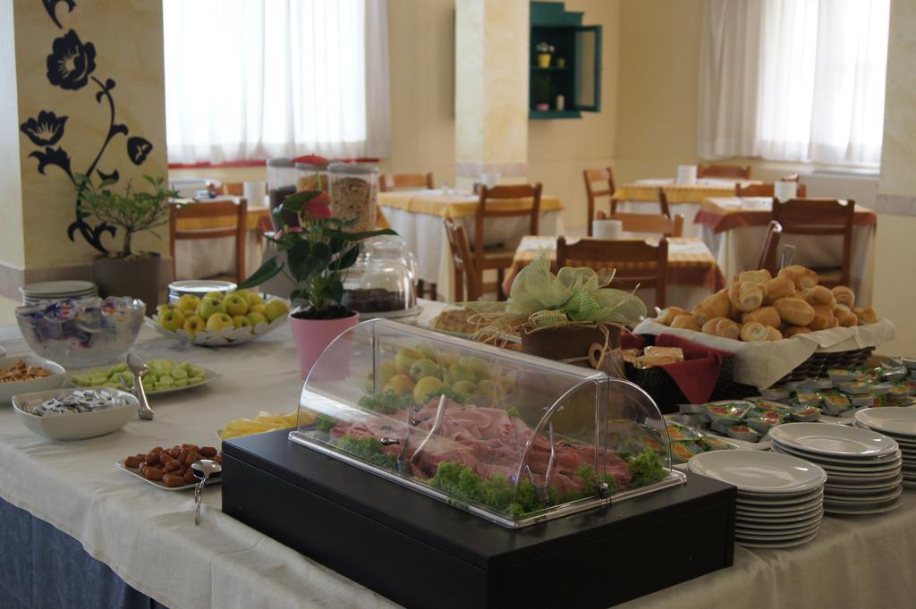 Hotel Orizzonti Римини Екстериор снимка