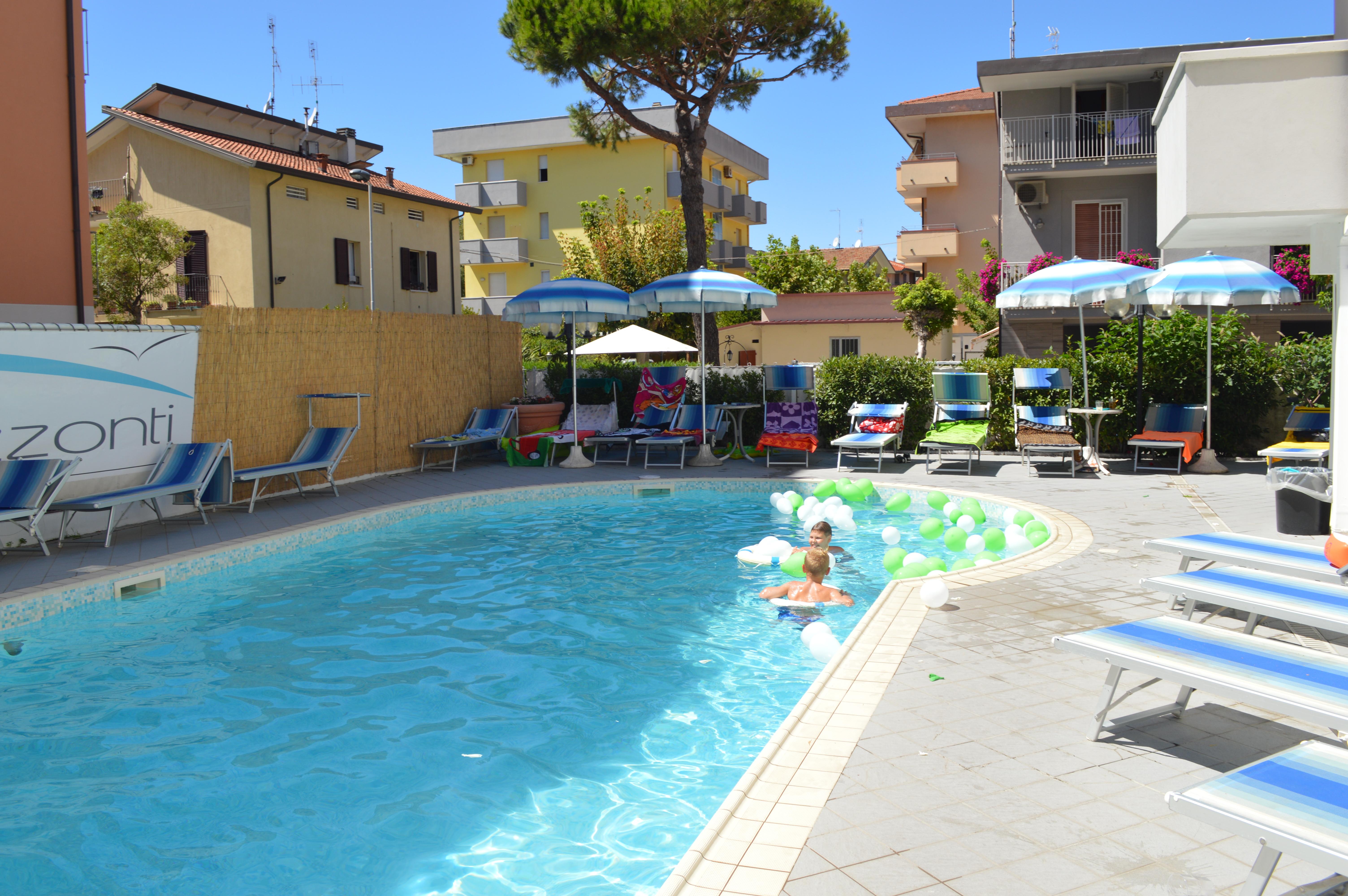 Hotel Orizzonti Римини Екстериор снимка